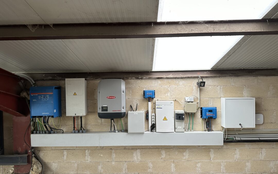 Instalación aislada de la red de 14 kW con almacenamiento de 14 kW y 14 kW en paneles en Burgos