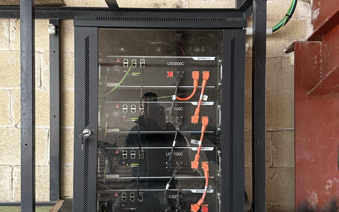 Instalación aislada de la red de 8 kW con almacenamiento de 14 kW y 10 kW en paneles en Centro Hípico en Burgos
