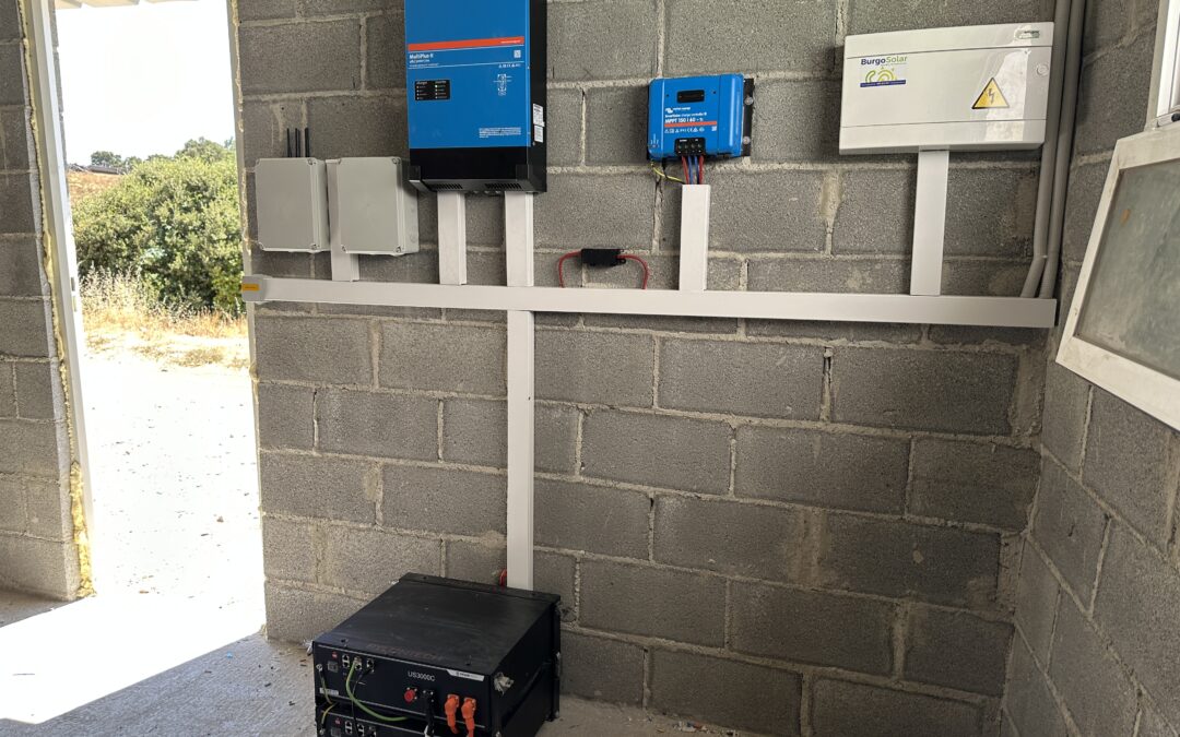 Instalación aislada de la red de 5 kW con almacenamiento de 5 kW y 3 kW en paneles en Monasterio de Rodilla (Burgos)